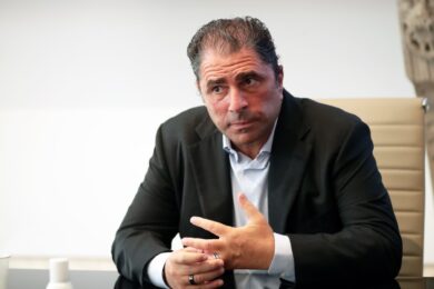 Marco De Benedetti, debiti milionari e ricavi azzerati: il figlio dell’Ingegnere chiude i battenti della sua boutique di consulenza dopo 20 anni