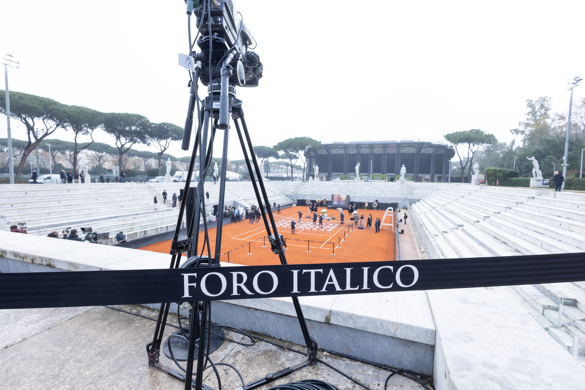 Funerali di Nicola Pietrangeli, aperta la camera ardente al Foro Italico sulle note di Aznavour. Poi la cerimonia a Ponte Milvio
