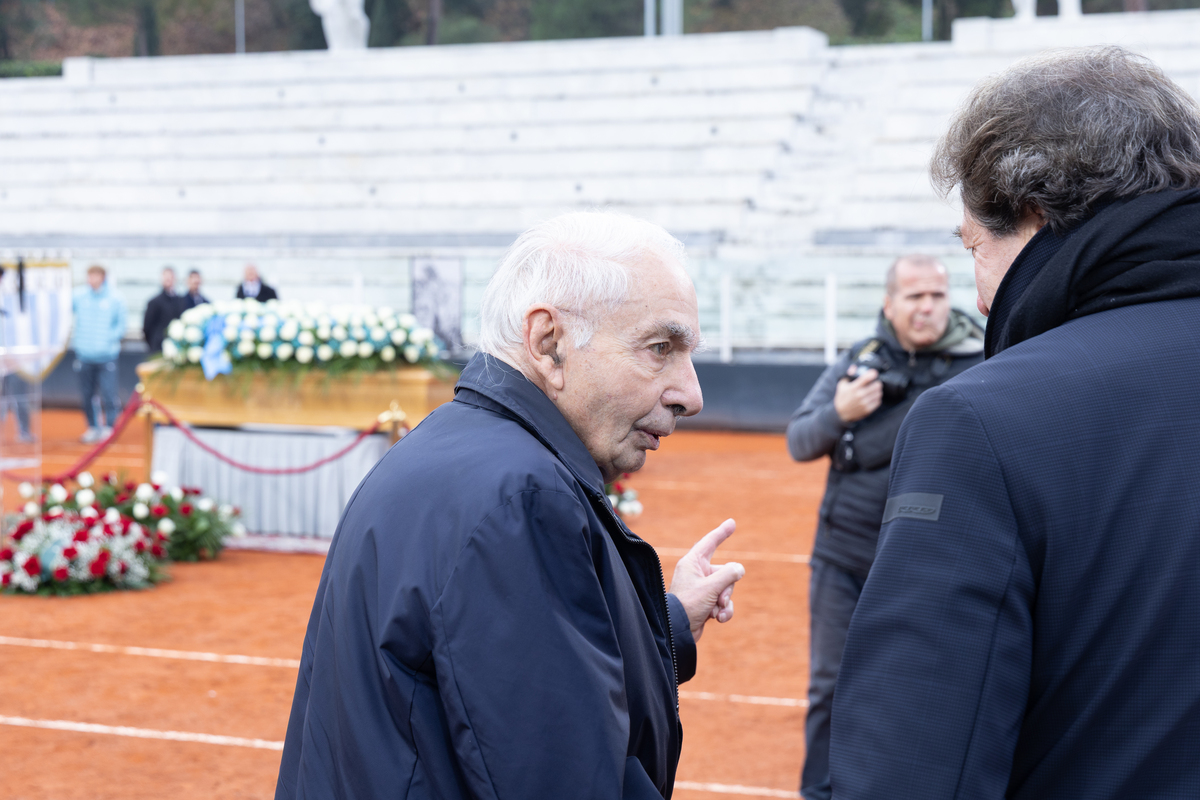 Funerali di Nicola Pietrangeli, aperta la camera ardente al Foro Italico sulle note di Aznavour. Poi la cerimonia a Ponte Milvio