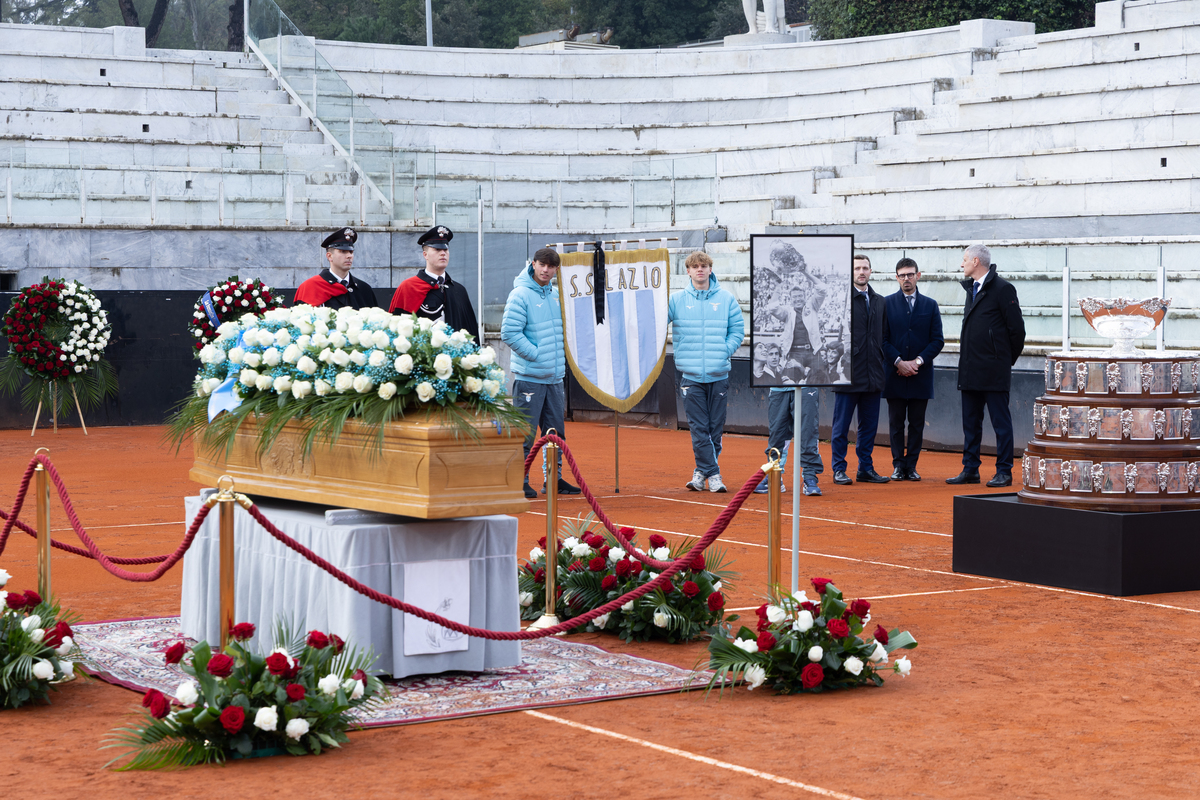 Funerali di Nicola Pietrangeli, aperta la camera ardente al Foro Italico sulle note di Aznavour. Poi la cerimonia a Ponte Milvio