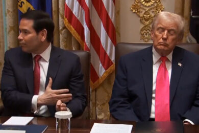 Trump si addormenta durante la riunione di Gabinetto? La Casa Bianca chiarisce: “No, stava ascoltando”