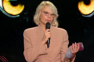 Belve, Maria De Filippi si commuove su Costanzo: “È la cosa che non smetto di chiedermi”