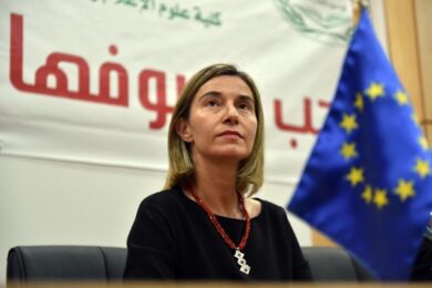 Scandalo nella diplomazia Ue, rilasciati Mogherini e Sannino. Il “timing” durante le trattative per la pace in Ucraina e i sospetti di Bruxelles