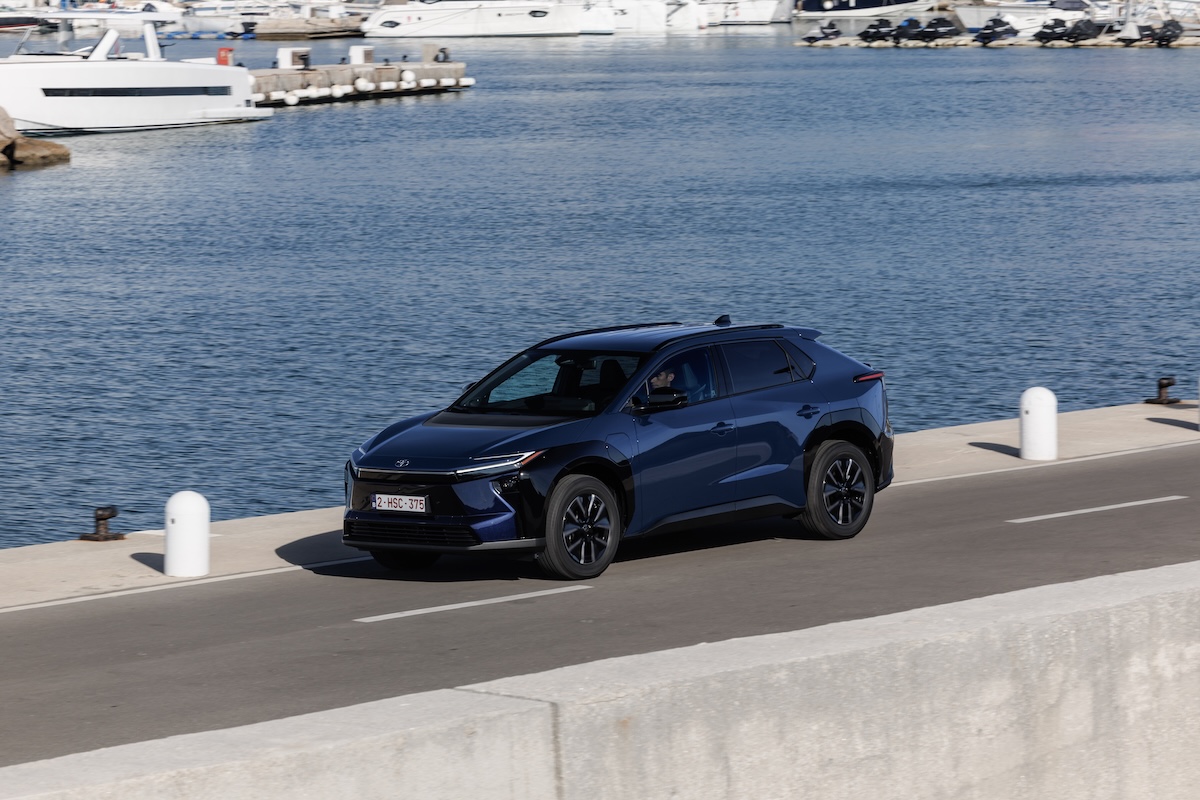 Toyota bZ4X 2025: batteria garantita 1 milione di km e ricarica fast Toyota bZ4X 2025: batteria garantita 1 milione di km e ricarica fast