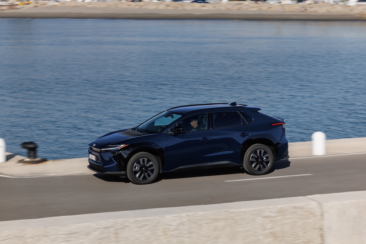 Toyota bZ4X 2025: batteria garantita 1 milione di km e ricarica fast Toyota bZ4X 2025: batteria garantita 1 milione di km e ricarica fast
