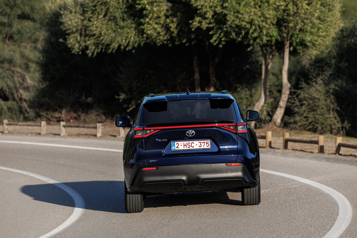 Toyota bZ4X 2025: batteria garantita 1 milione di km e ricarica fast Toyota bZ4X 2025: batteria garantita 1 milione di km e ricarica fast