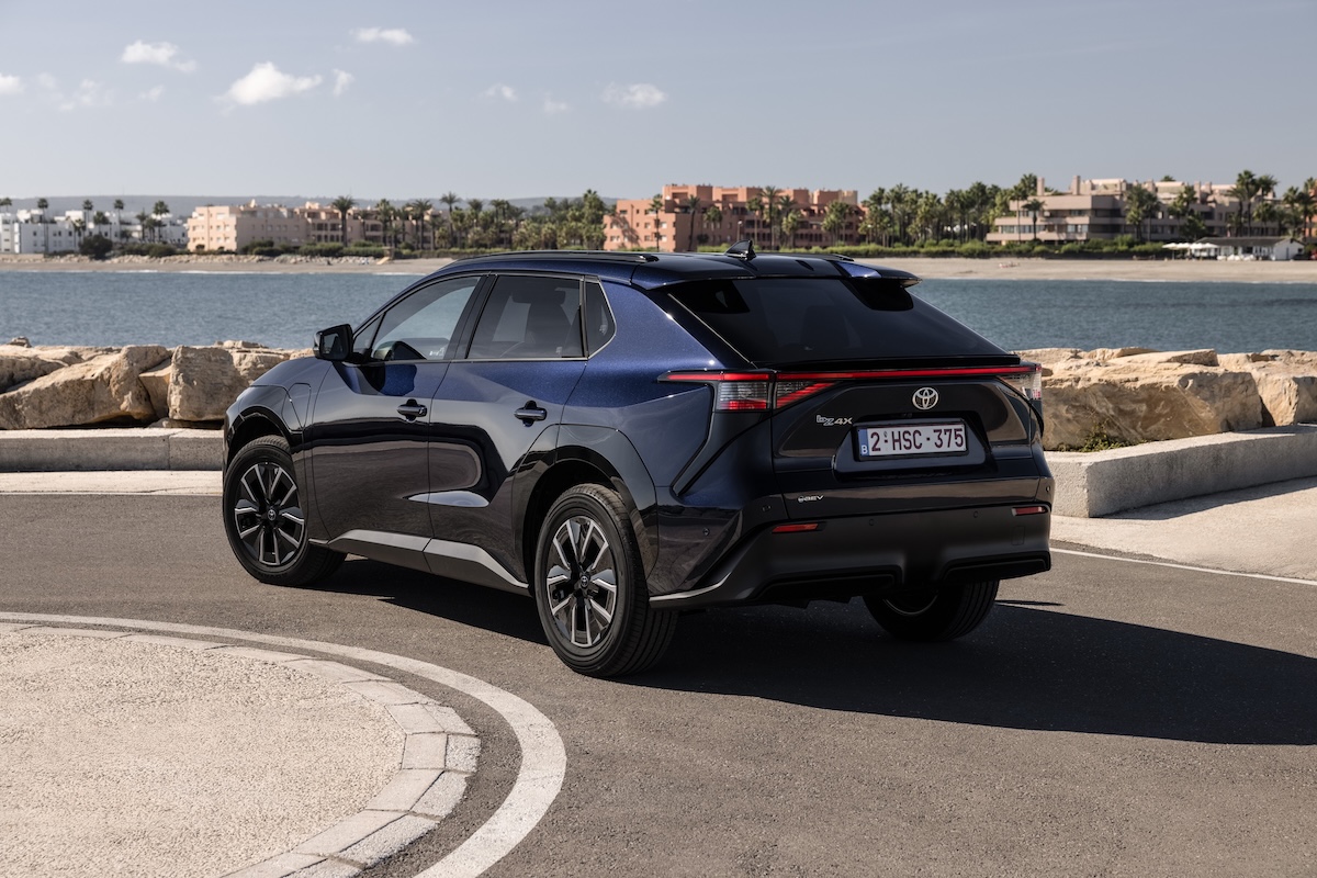 Toyota bZ4X 2025: batteria garantita 1 milione di km e ricarica fast Toyota bZ4X 2025: batteria garantita 1 milione di km e ricarica fast