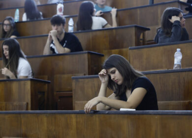 Test di Medicina, la prima prova è una strage: solo il 10-15% di promossi. E molti hanno pure copiato…