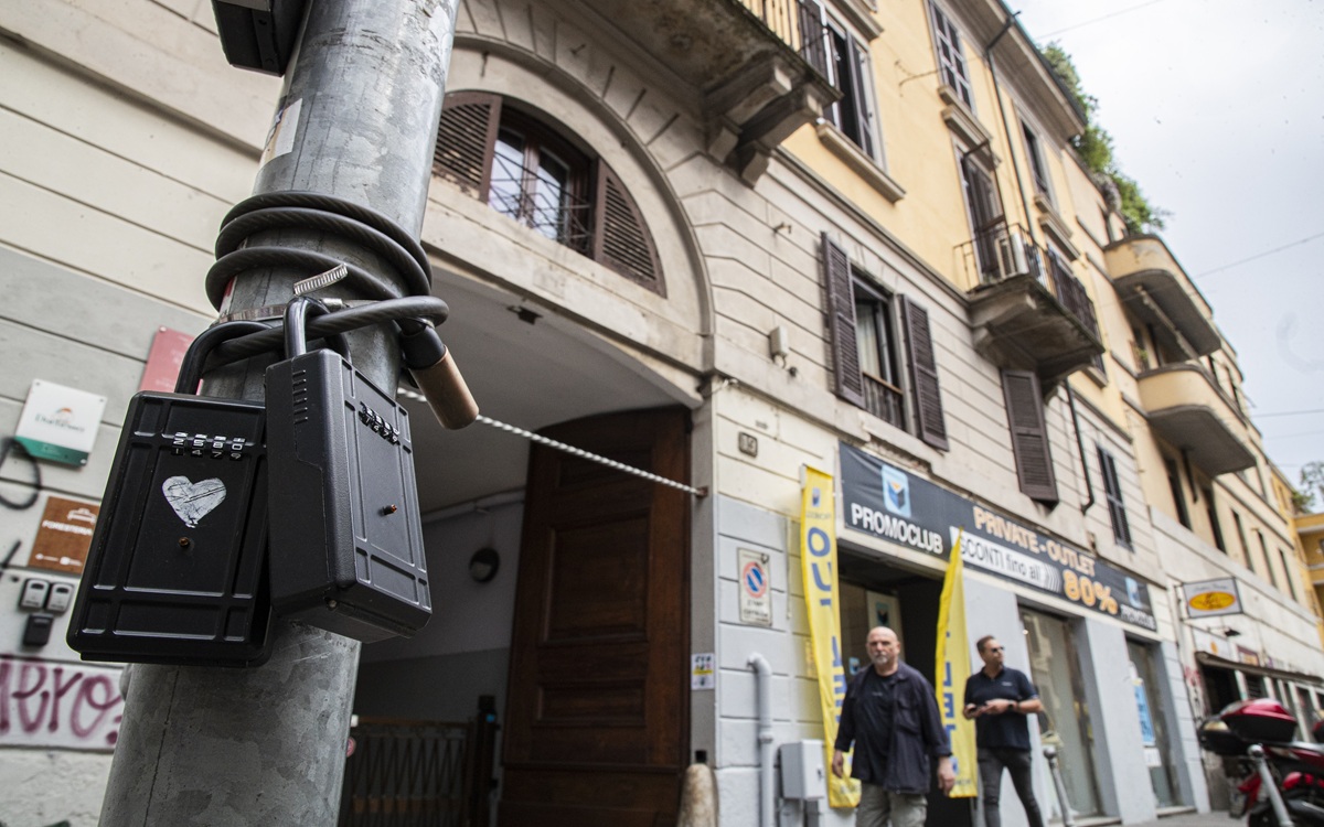 Milano vieta i lockbox degli affitti brevi: sanzioni sino a 400 euro per chi li installa Milano vieta i lockbox degli affitti brevi: sanzioni sino a 400 euro per chi li installa