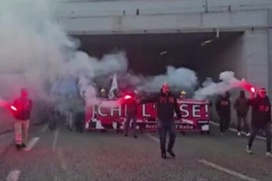 Ex Ilva, tensione alle stelle a Genova durante il corteo dello sciopero generale. La polizia usa i lacrimogeni