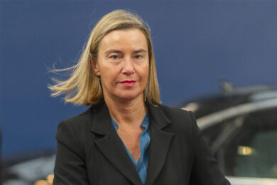 Scandalo diplomatico in Ue, Mogherini fa un passo indietro dopo la bufera e si dimette da rettore del Collegio d’Europa