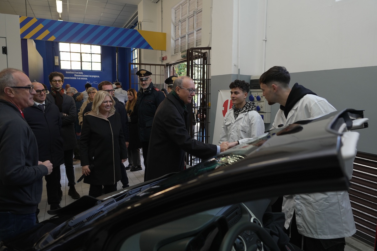 Scuola e Lavoro: il Ministro Valditara inaugura il laboratorio Ford al Cattaneo Scuola e Lavoro: il Ministro Valditara inaugura il laboratorio Ford al Cattaneo