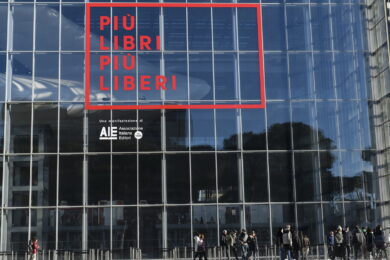 Più Libri Più Liberi, la presenza di Passaggio al Bosco fa infuriare Orecchio Acerbo: “Editore neofascista, lascio l’AIE”