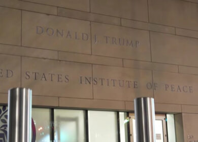 Usa, l’istituto per la Pace è stato intestato a Trump: il suo nome anche sulla facciata dell’edificio. Nuova bufera