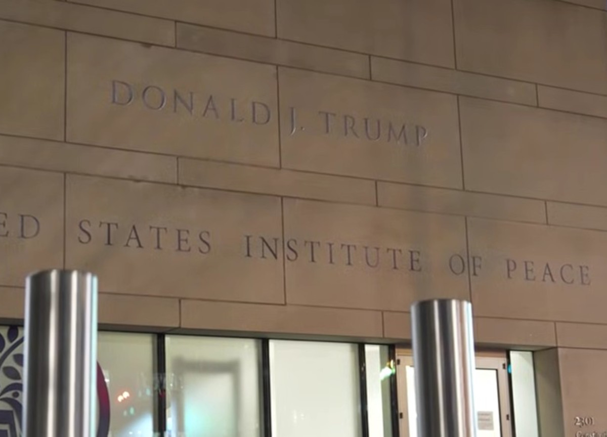Usa, l’istituto per la Pace è stato intestato a Trump: il suo nome anche sulla facciata dell’edificio. Nuova bufera Usa, l’istituto per la Pace è stato intestato a Trump: il suo nome anche sulla facciata dell’edificio. Nuova bufera