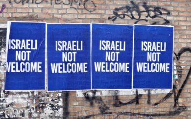 Milano, l’inquietante ricomparsa dei manifesti “Israeli not welcome”