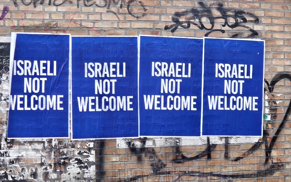Milano, l’inquietante ricomparsa dei manifesti “Israeli not welcome” Milano, l’inquietante ricomparsa dei manifesti “Israeli not welcome”