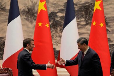 Macron vola a Pechino e porta un messaggio di pace a Xi: “La Cina ha capacità decisiva sul cessate il fuoco in Ucraina”