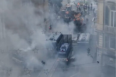 Ex Ilva, la protesta degenera tra fumogeni e scontri davanti alla Prefettura. La sindaca Salis: “Che futuro ci aspetta?”