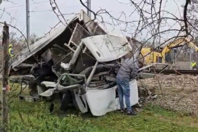 Treno travolge furgone a Treviso, tragedia evitata. L’ombra del furto dietro l’incidente