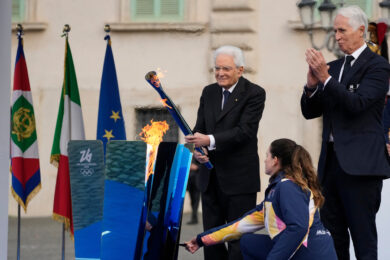 Milano Cortina, Mattarella accende il braciere: “Si rinnovi la tregua olimpica e si fermino le barbarie”