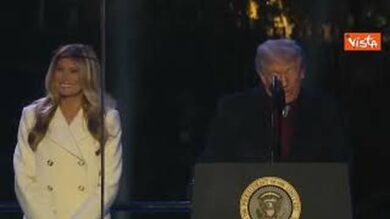 Trump e Melania accendono l’albero di Natale di Washington