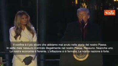 Trump accende l’albero di Natale a Washington: Stiamo lavorando per la pace