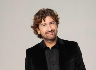 Fake News, il ritorno sul palco di Alessandro Siani tra satira e riflessione – Quando e dove