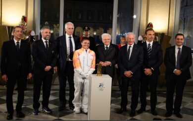 Milano Cortina, la fiamma olimpica è arrivata a Roma: inizia il viaggio che illuminerà 300 Comuni