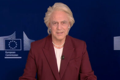 Crozza – Von der Leyen e la politica del “poi vediamo”