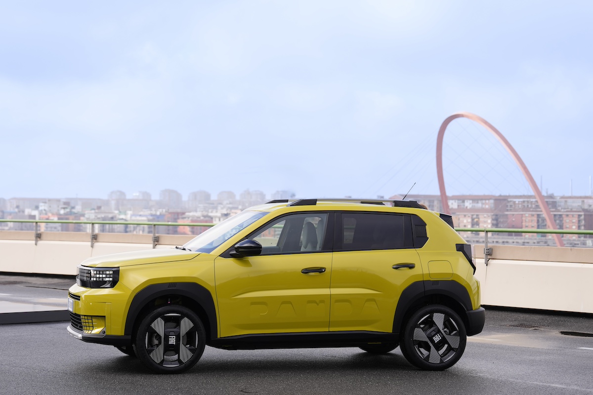 Fiat Grande Panda: a Milano CityLife sfida le finaliste Car of the Year Fiat Grande Panda: a Milano CityLife sfida le finaliste Car of the Year