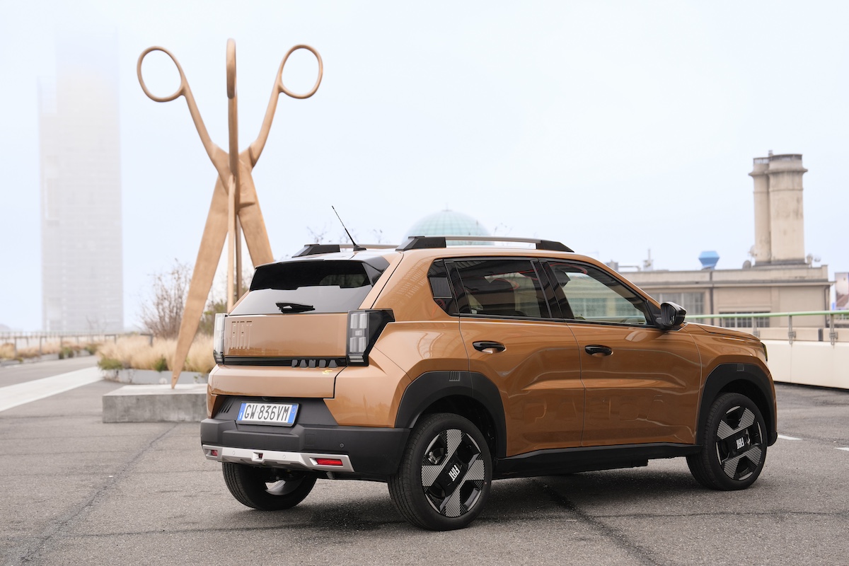 Fiat Grande Panda: a Milano CityLife sfida le finaliste Car of the Year Fiat Grande Panda: a Milano CityLife sfida le finaliste Car of the Year