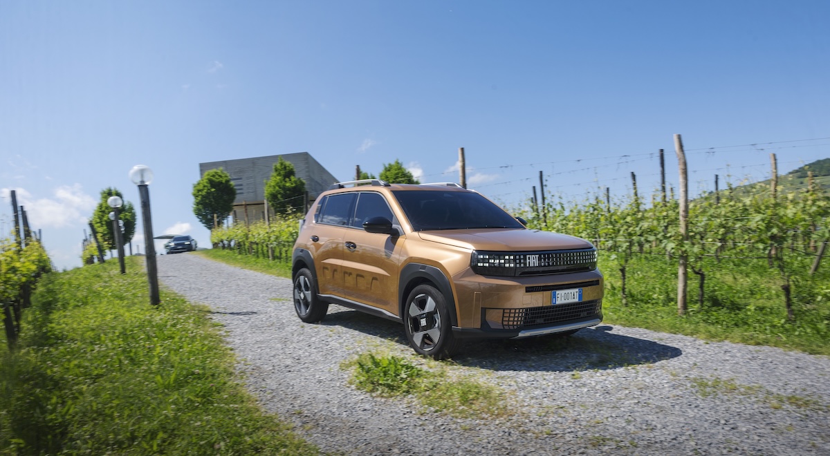 Fiat Grande Panda: a Milano CityLife sfida le finaliste Car of the Year Fiat Grande Panda: a Milano CityLife sfida le finaliste Car of the Year