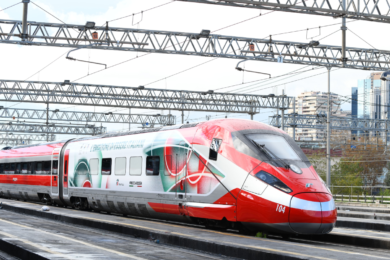 Olimpiadi 2026, Gruppo FS svela treni e bus in livrea speciale e illumina Milano Centrale