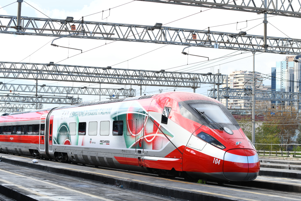 Olimpiadi 2026, Gruppo FS svela treni e bus in livrea speciale e illumina Milano Centrale Olimpiadi 2026, Gruppo FS svela treni e bus in livrea speciale e illumina Milano Centrale