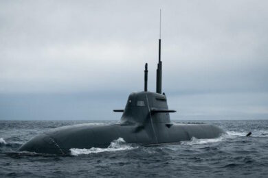 Francia, tensione alle stelle. Droni su una base con missili nucleari, l’artiglieria apre il fuoco