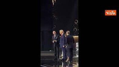 Il selfie di Infantino, Trump e i Presidenti di Canada e Messico ai sorteggi dei Mondiali Fifa 2026