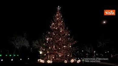 Trump e Melania accendono l’albero di Natale di Washington, il momento del conto alla rovescia