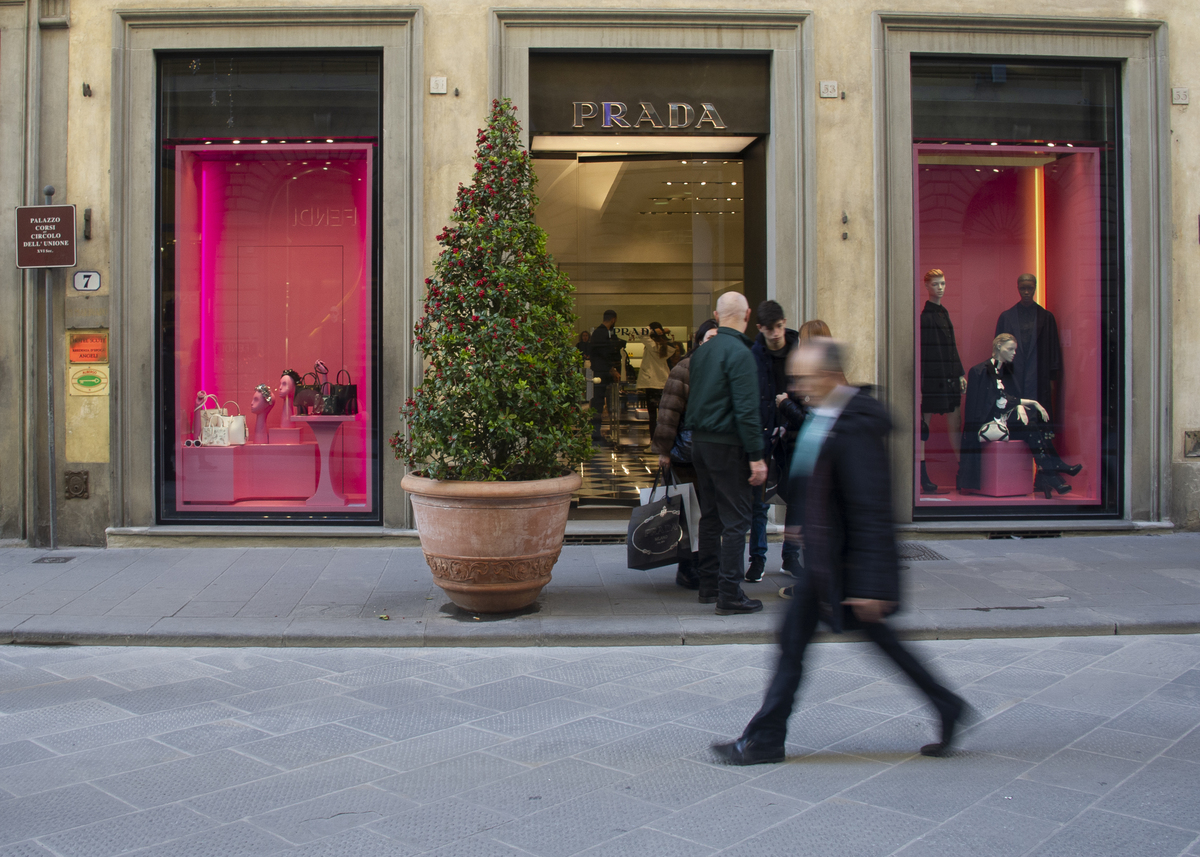 Brand o brand…elli/ Prada, un secolo di rivoluzioni: ascesa, cadute e rinascite della maison che ha cambiato la moda Brand o brand…elli/ Prada, un secolo di rivoluzioni: ascesa, cadute e rinascite della maison che ha cambiato la moda