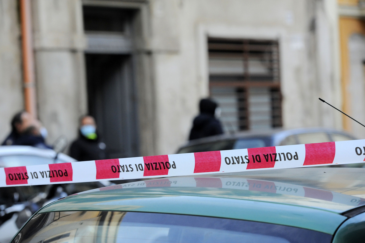 Ostia, anziana di 80 anni uccisa a martellate in casa. Fermato il nipote, stava prendendo la metro Ostia, anziana di 80 anni uccisa a martellate in casa. Fermato il nipote, stava prendendo la metro