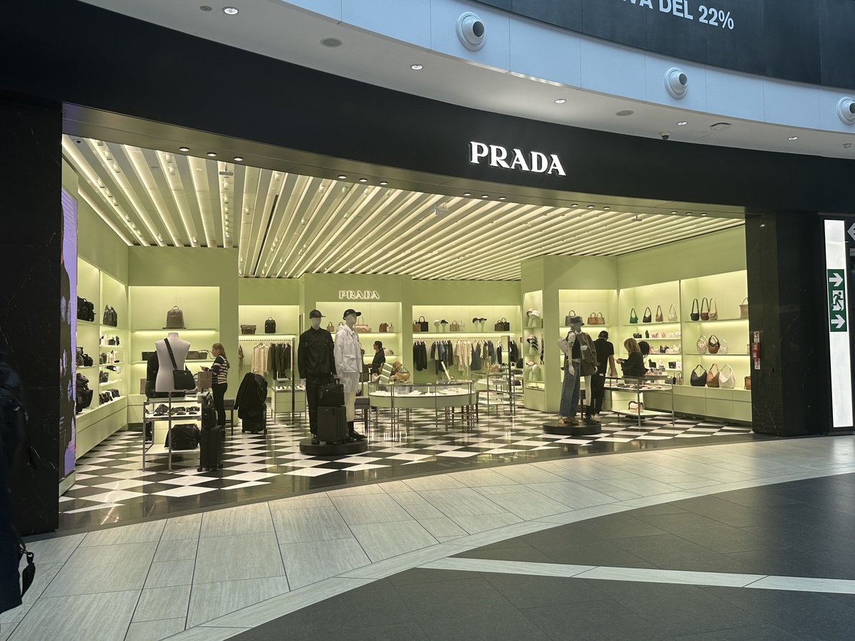 Brand o brand…elli/ Prada, un secolo di rivoluzioni: ascesa, cadute e rinascite della maison che ha cambiato la moda Brand o brand…elli/ Prada, un secolo di rivoluzioni: ascesa, cadute e rinascite della maison che ha cambiato la moda