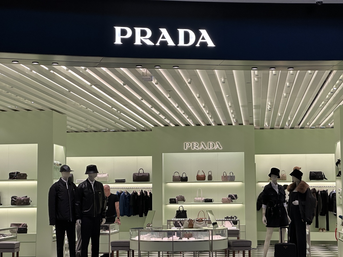 Brand o brand…elli/ Prada, un secolo di rivoluzioni: ascesa, cadute e rinascite della maison che ha cambiato la moda Brand o brand…elli/ Prada, un secolo di rivoluzioni: ascesa, cadute e rinascite della maison che ha cambiato la moda