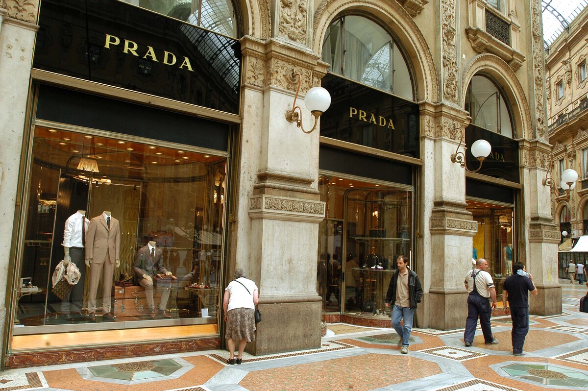 Brand o brand…elli/ Prada, un secolo di rivoluzioni: ascesa, cadute e rinascite della maison che ha cambiato la moda Brand o brand…elli/ Prada, un secolo di rivoluzioni: ascesa, cadute e rinascite della maison che ha cambiato la moda