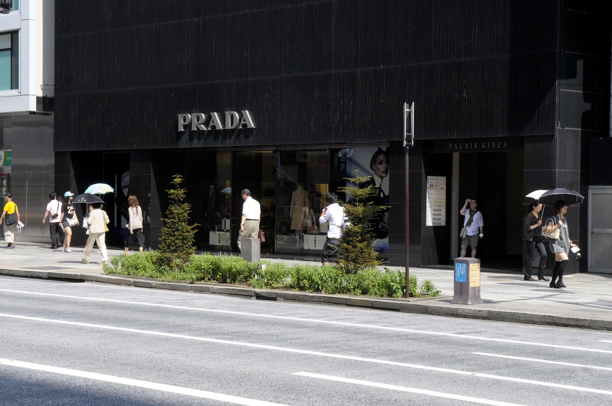 Brand o brand…elli/ Prada, un secolo di rivoluzioni: ascesa, cadute e rinascite della maison che ha cambiato la moda Brand o brand…elli/ Prada, un secolo di rivoluzioni: ascesa, cadute e rinascite della maison che ha cambiato la moda