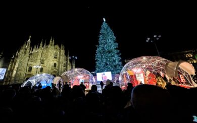 Milano, acceso l’albero in Duomo: è alto 29 metri ed è decorato con 100mila led