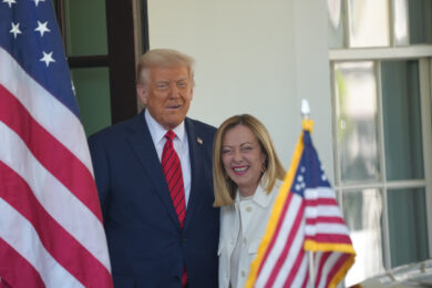 Meloni non è più il ponte con Trump. Donald ha mollato l’Europa. La premier ha fatto di tutto, ma è ‘game over’. Imbarazzo a Palazzo Chigi