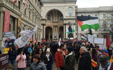 Prima della Scala, la contestazione di ProPal e centri sociali con Lady Mac Melon: “Silenzio su due anni di genocidio”