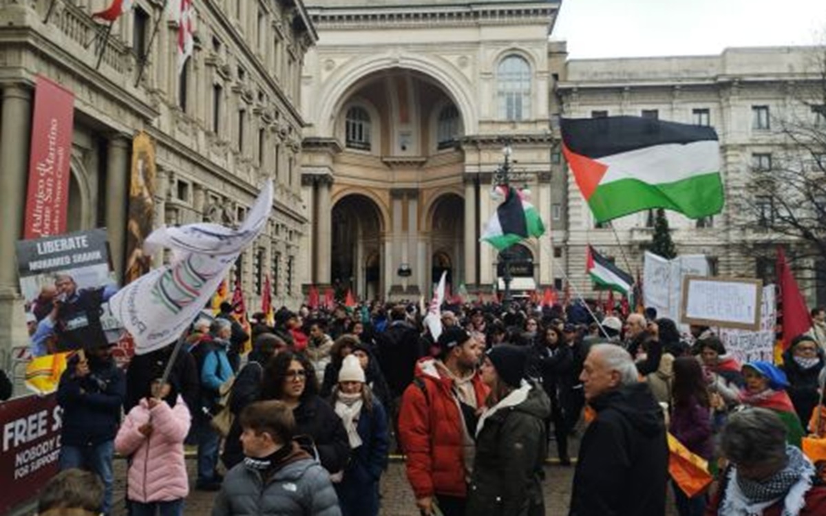 Prima della Scala, la contestazione di ProPal e centri sociali con Lady Mac Melon: “Silenzio su due anni di genocidio” Prima della Scala, la contestazione di ProPal e centri sociali con Lady Mac Melon: “Silenzio su due anni di genocidio”