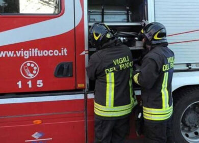 Roma, incendio nel campo nomadi di Tor Sapienza: due feriti, uno in codice rosso