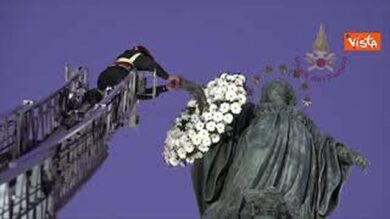 Omaggio per l’Immacolata dei Vigili del Fuoco a Roma, corona di fiori su statua a Piazza di Spagna